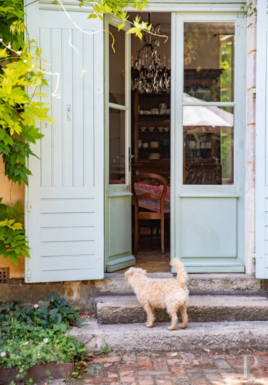Dans le Perche, au nord-est de Bellême, une maison des 18e et 19e siècle au milieu de grands arbres  - photo  n°12
